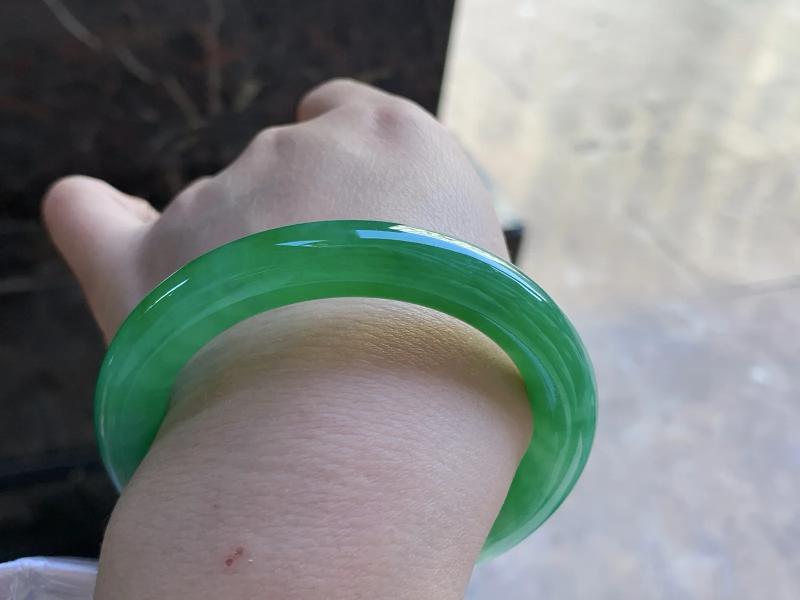 54.5-9.8

辣阳绿色圆条手镯^_^颜色鲜艳 玉质温润