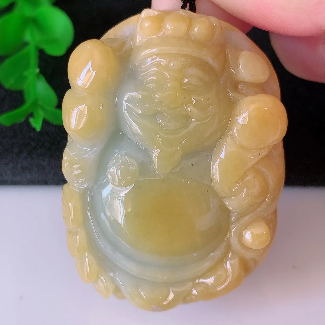 自然光实拍，冰润黄翡双彩翡翠财神爷吊坠，翡翠招财财神爷，财神到你家里来，年年月月发大财，形态极为讨喜，佩戴效果招财迷人#41.26