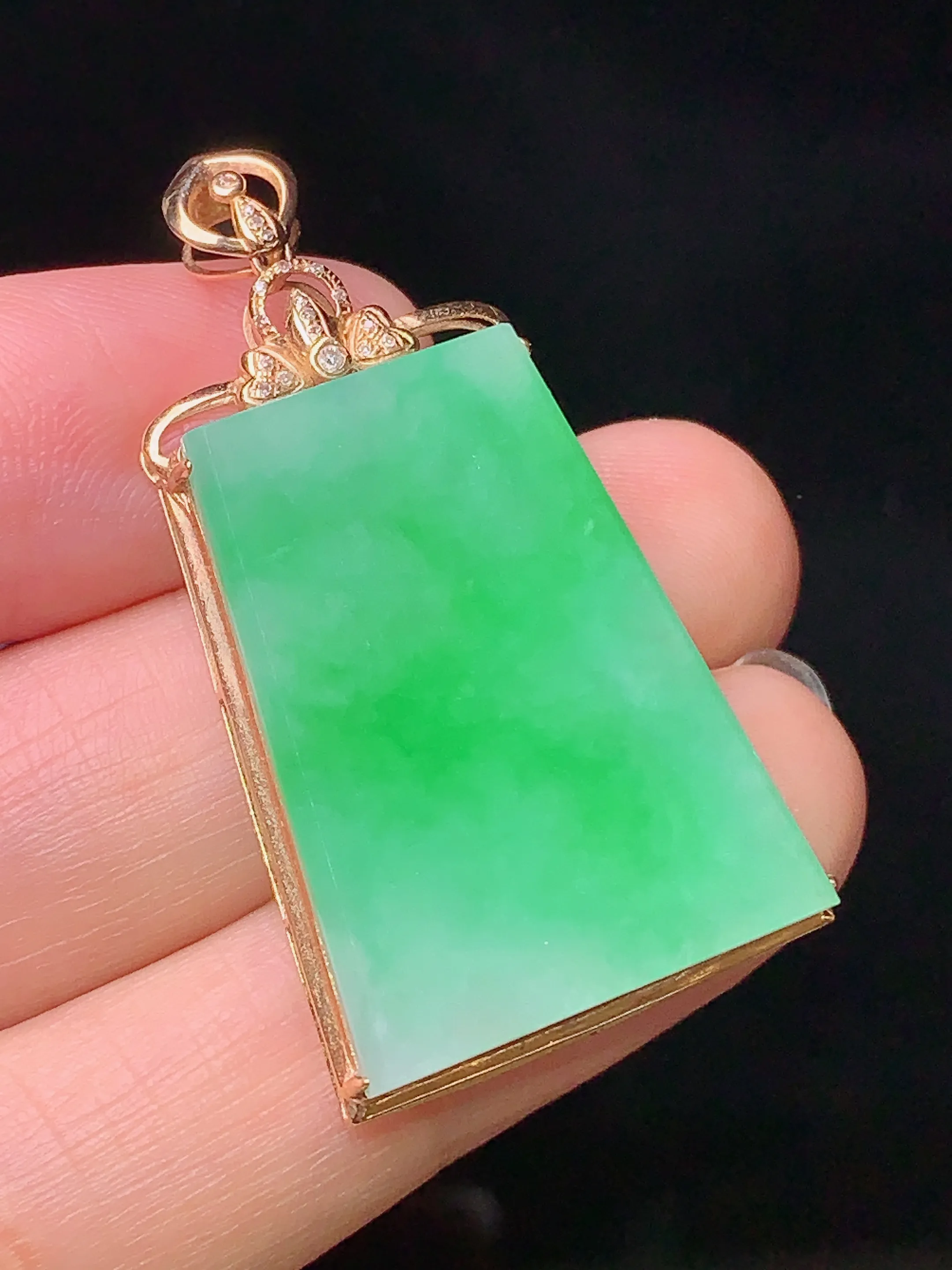 18k金钻镶嵌翠绿无事牌吊坠 玉质细腻 色泽艳丽 水润亮眼  整体尺寸40.3*21.5*6