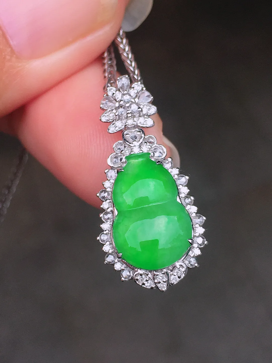 阳绿葫芦吊坠，色泽均匀艳丽，玉质细腻，荧光感超
强，饱满圆润，尽显优雅气质，18k
金豪华镶嵌