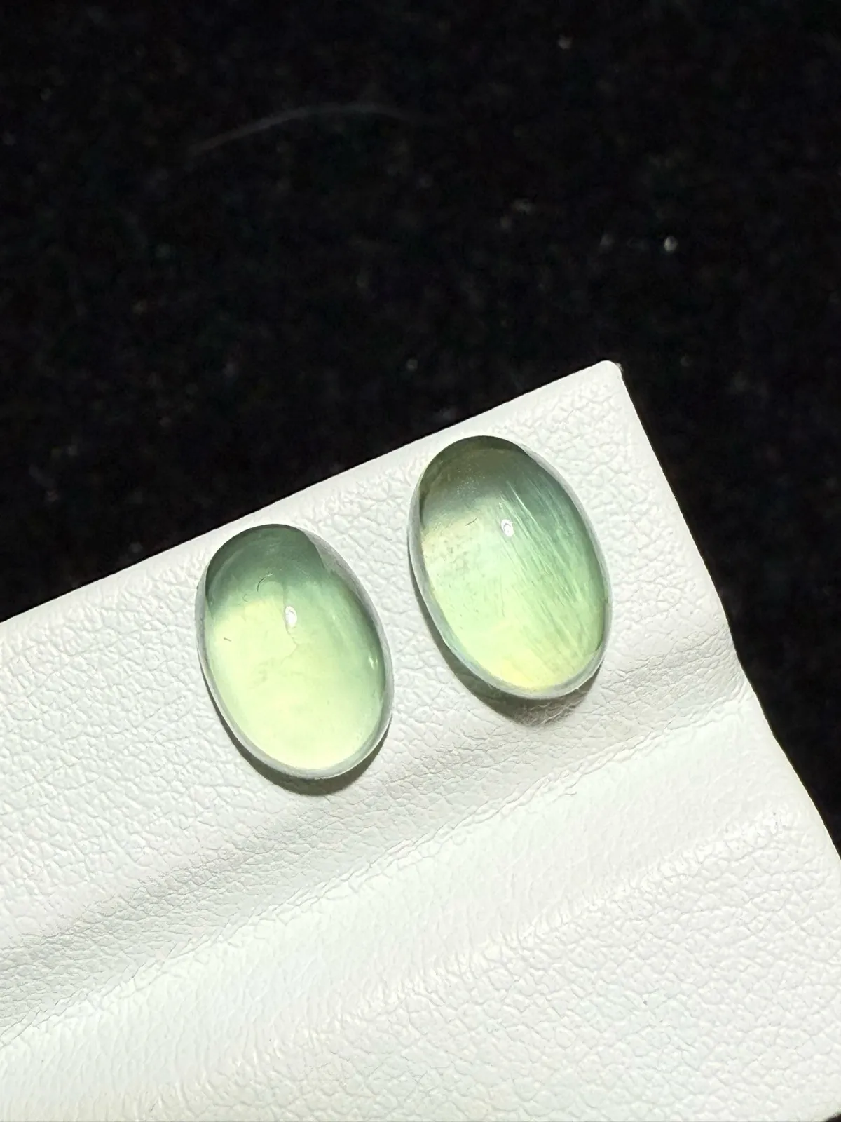 6.28ct天然葡萄石裸石，尺寸10.7*7.2*5.5mm，颜色美艳 ，微棉，冰透，起荧光