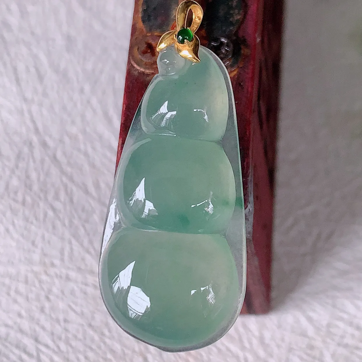 18K金镶嵌冰种飘花翡翠四季豆吊坠，平安豆福豆玉坠，冰润通透，豆粒饱满，寓意：豆蔻年华！#93.29整体33.8裸石29.5*14.5*5.5