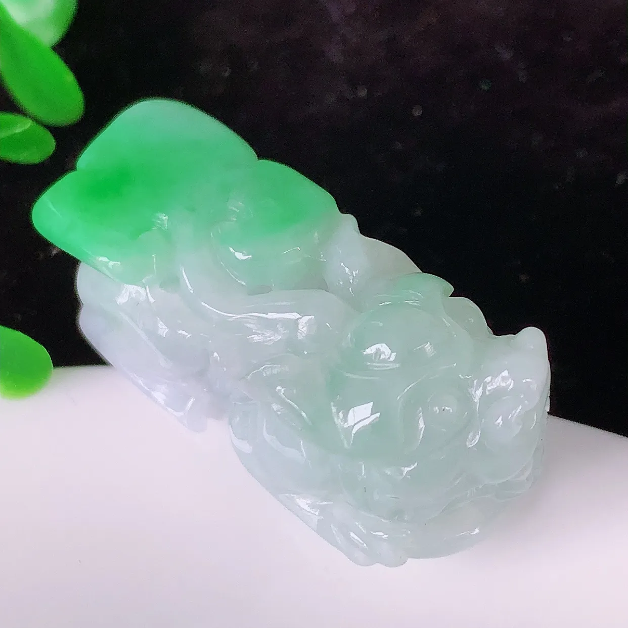 自然光实拍，冰润春带彩翡翠招财貔貅吊坠，民间有“一摸貔貅运程旺盛，再摸貔貅财运滚滚，三摸貔貅平步青云 ”的美好祝愿。#81.29