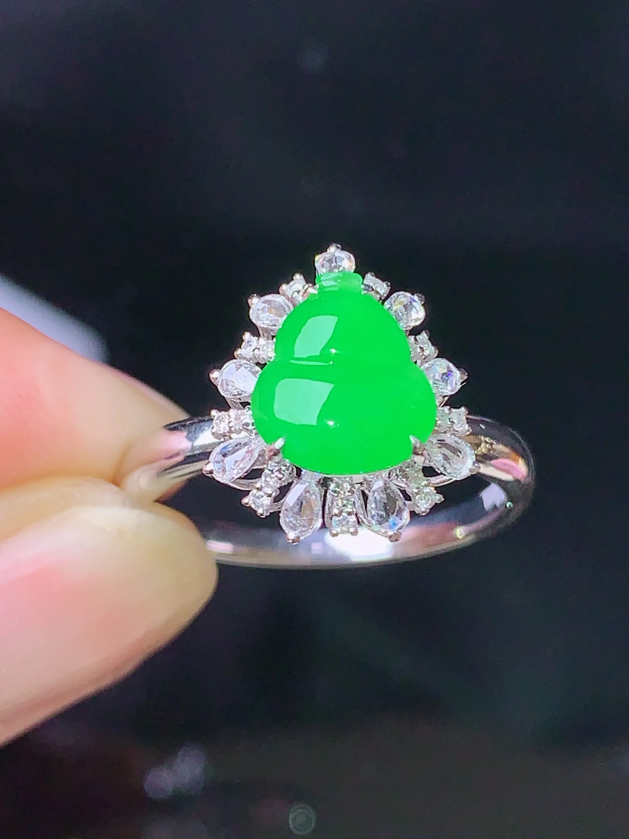 18k金钻镶嵌翠绿葫芦戒指 玉质细腻 色泽艳丽 水润亮眼  圈口15.5 整体尺寸15.8*11.7*8.6