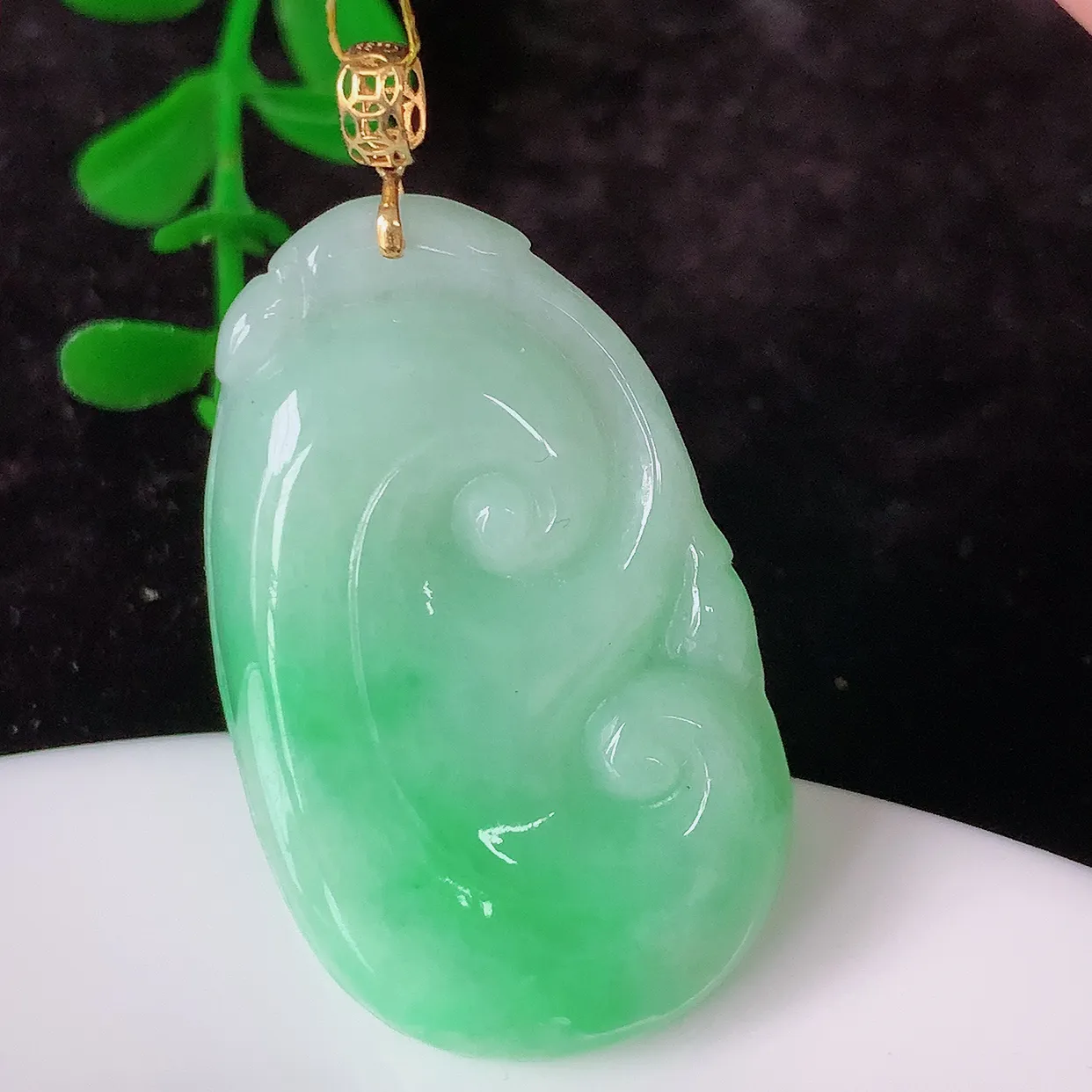 自然光实拍，18K金镶嵌冰润飘绿翡翠如意吊坠，款式新颖，佩戴效果时尚出众，尽显气质，玉质细腻，美感十