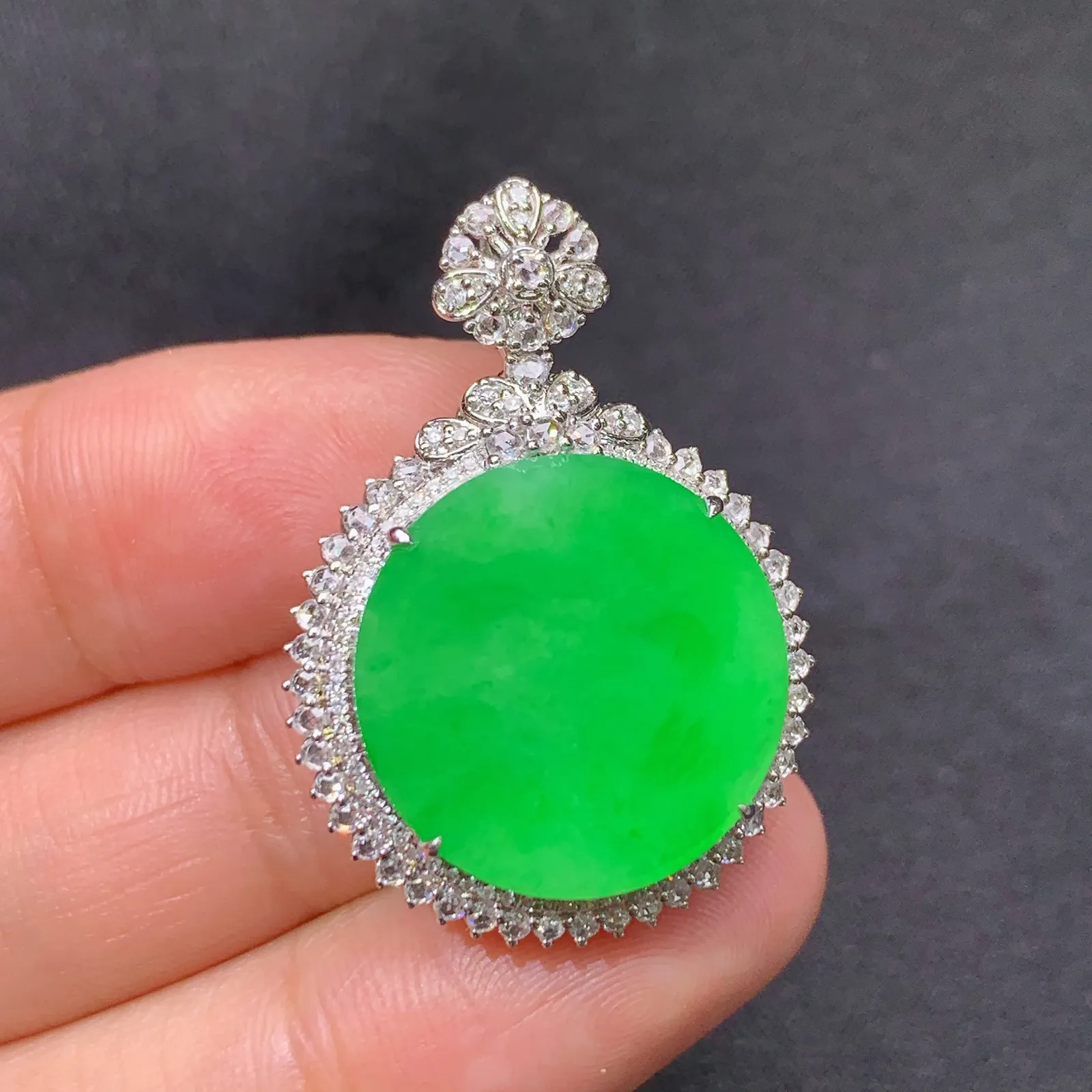 阳绿圆牌吊坠，18k金镶嵌，冰润色阳，种老水足 尺寸31.4*22.4*9.6