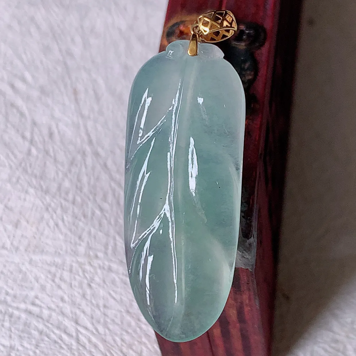 18K金镶嵌冰种翡翠叶子吊坠 ，种水足，色泽清新，工艺精湛，叶子寓意美好；金枝玉叶，事业有成。#1.23