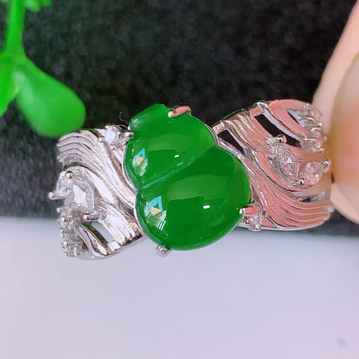 冰透满绿翡翠925银镶嵌戒指，自然光实拍，翠色灵动，颜色漂亮，种老水足，品相佳，佩戴佳品！#97.2