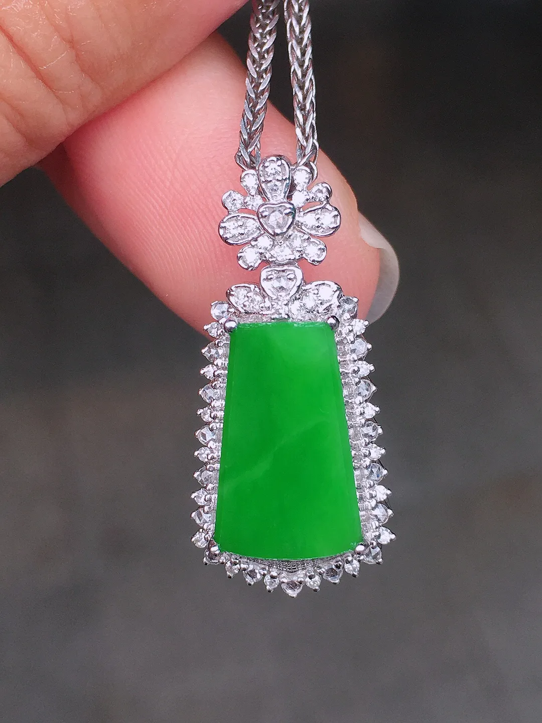 阳绿无事牌吊坠，色泽均匀艳丽，玉质细腻，荧光感超
强，饱满圆润，尽显优雅气质，18k
金豪华镶嵌