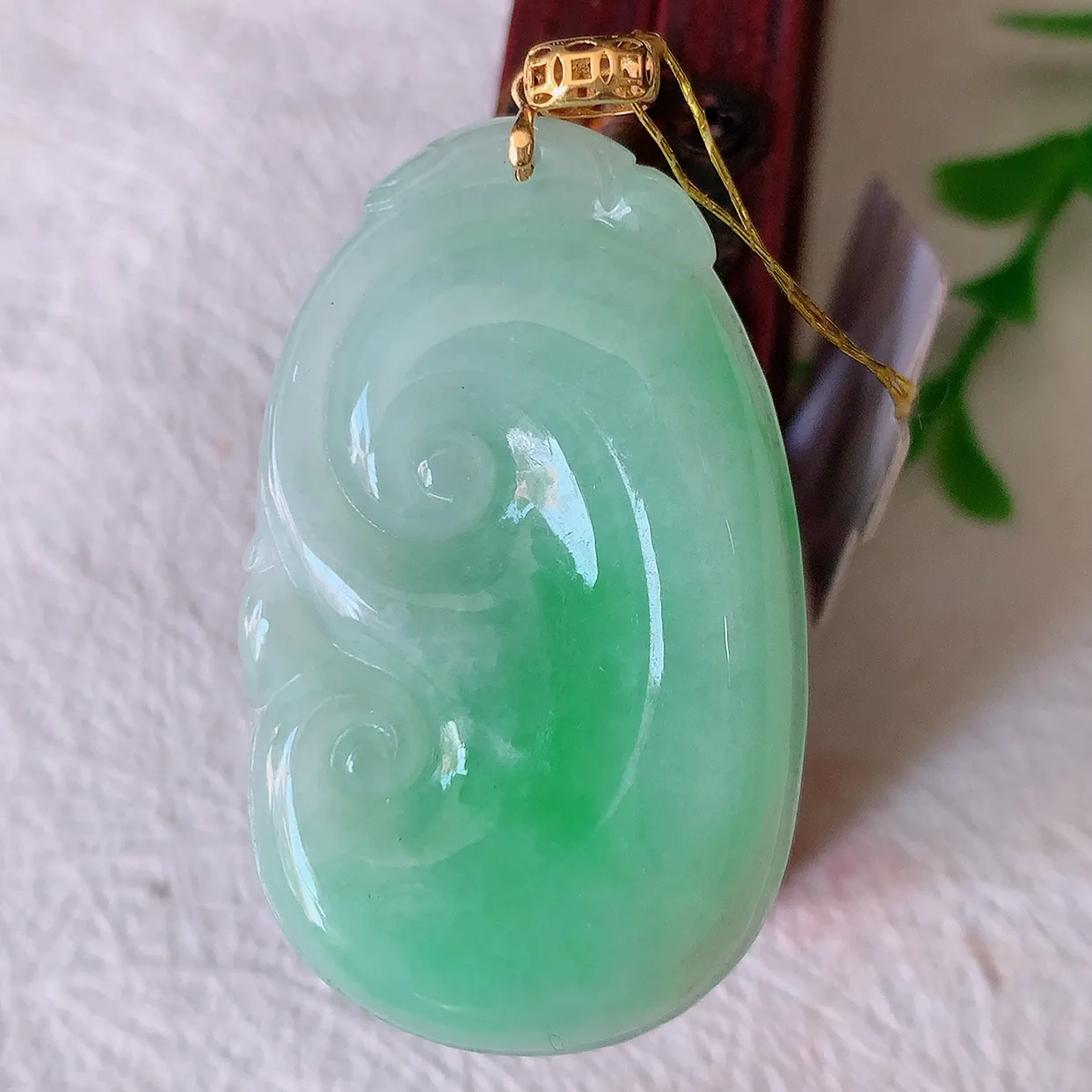 自然光实拍，18k金镶嵌飘绿翡翠如意吊坠，寓意顺心如意，事事如意，吉祥如意，细腻饱满，色泽鲜艳，称心如意佩戴优雅时尚！#35.26整体43.5裸石38*23.5*5.5