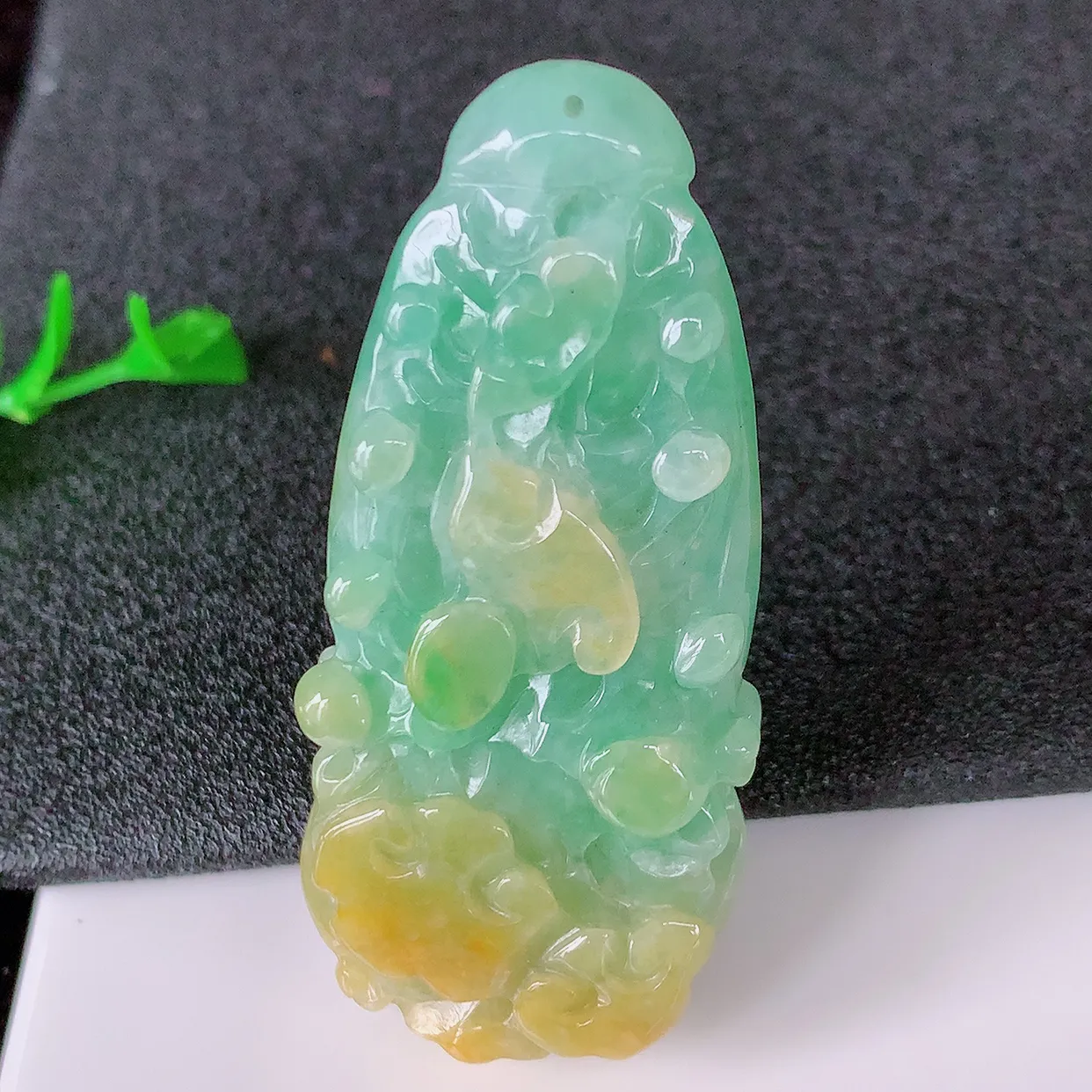 自然光实拍，冰润黄加绿翡翠招百财白菜吊坠，百财聚来，财源滚滚，色泽鲜艳，精工水润的白菜，性价比高！#85.29