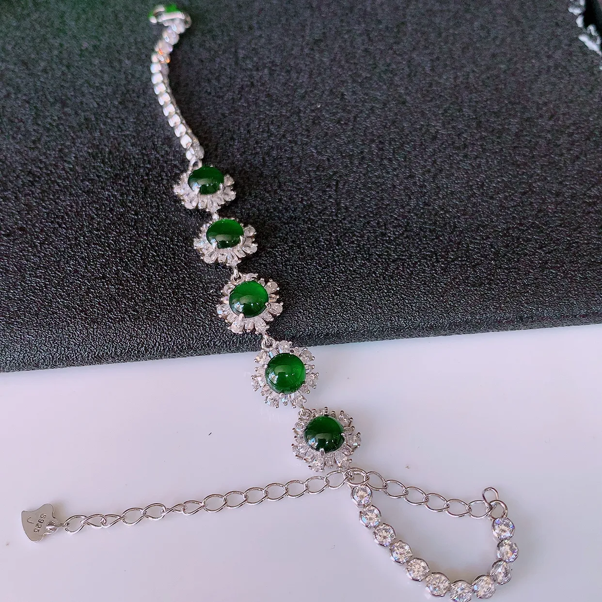 冰透满绿翡翠925银镶嵌手链，自然光实拍，翠色灵动，颜色漂亮，种老水足，品相佳，佩戴佳品！#97.26整体9.5*9.5*5裸石5.2*5.2