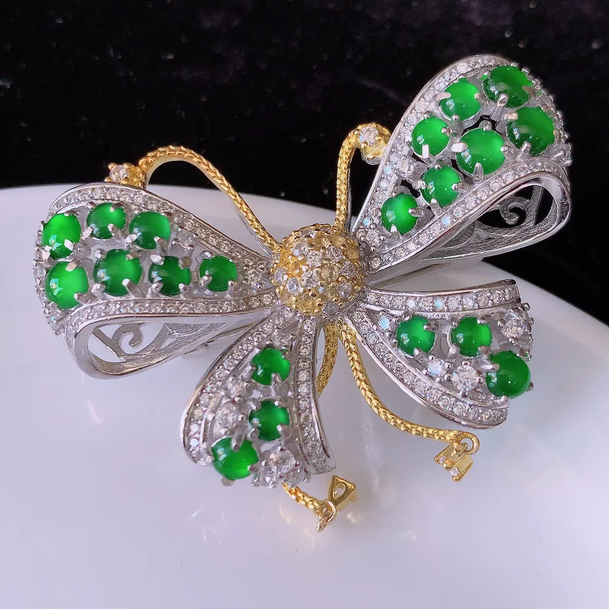 冰透满绿翡翠925银镶嵌蝴蝶胸针，自然光实拍，翠色灵动，颜色漂亮，种老水足，品相佳，佩戴佳品！#97.26整体46.5-36*12裸石3.5*3.5