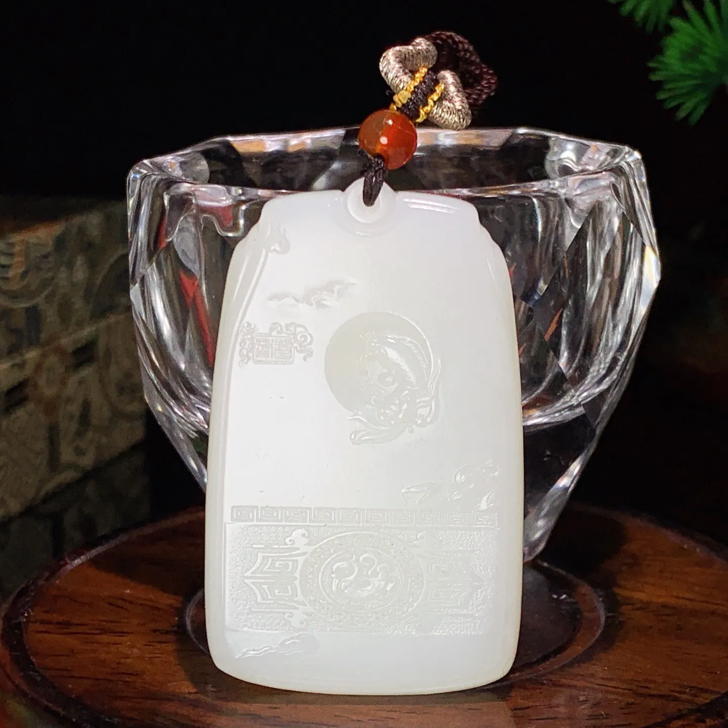 和田玉羊脂白坐莲观音牌子挂件。尺寸52/32/10重34.7克 白度一级。玉质细腻油润 脂粉好，品质好。lt251030