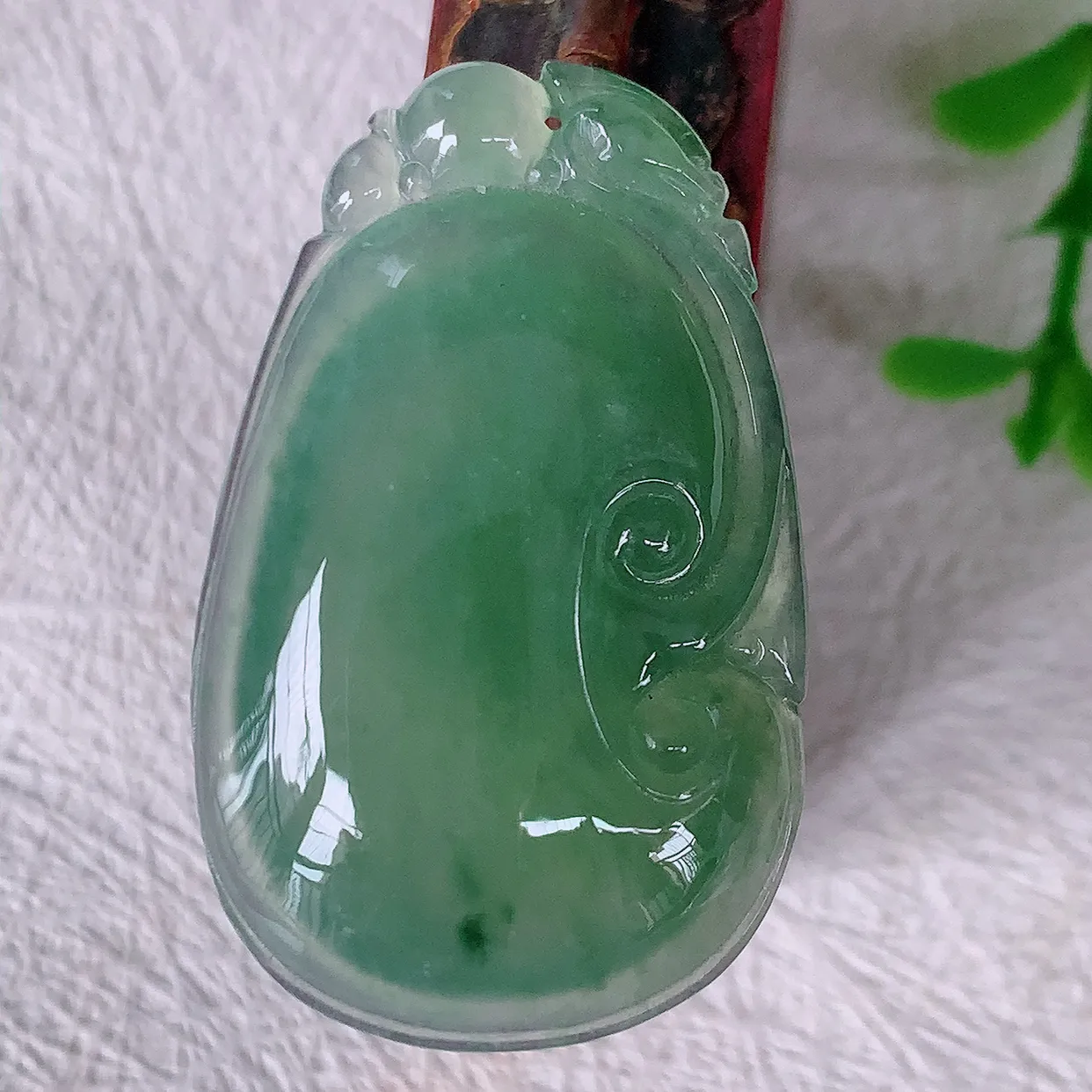 自然光实拍，冰种满绿飘花翡翠如意吊坠，上身效果非常美，饱满大气，工艺美，万事如意，如意一生，#01.29