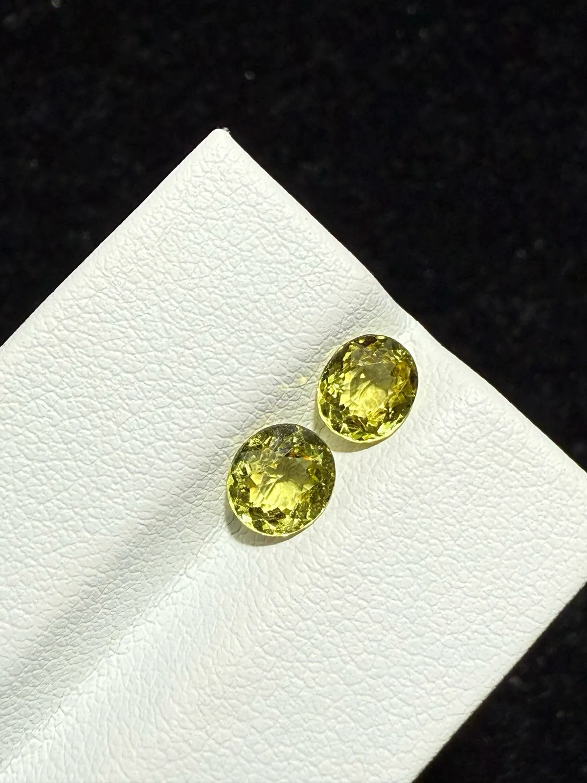 1.44ct天然马里榴石裸石，尺寸5.9*5*2.7毫米，颜色美艳 ，晶体通透，火彩足