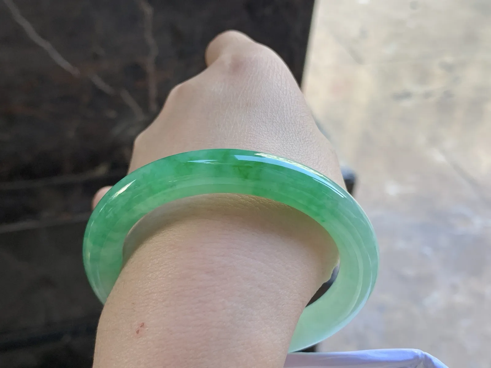 54-9.4

阳绿色圆条手镯^_^玉质温润