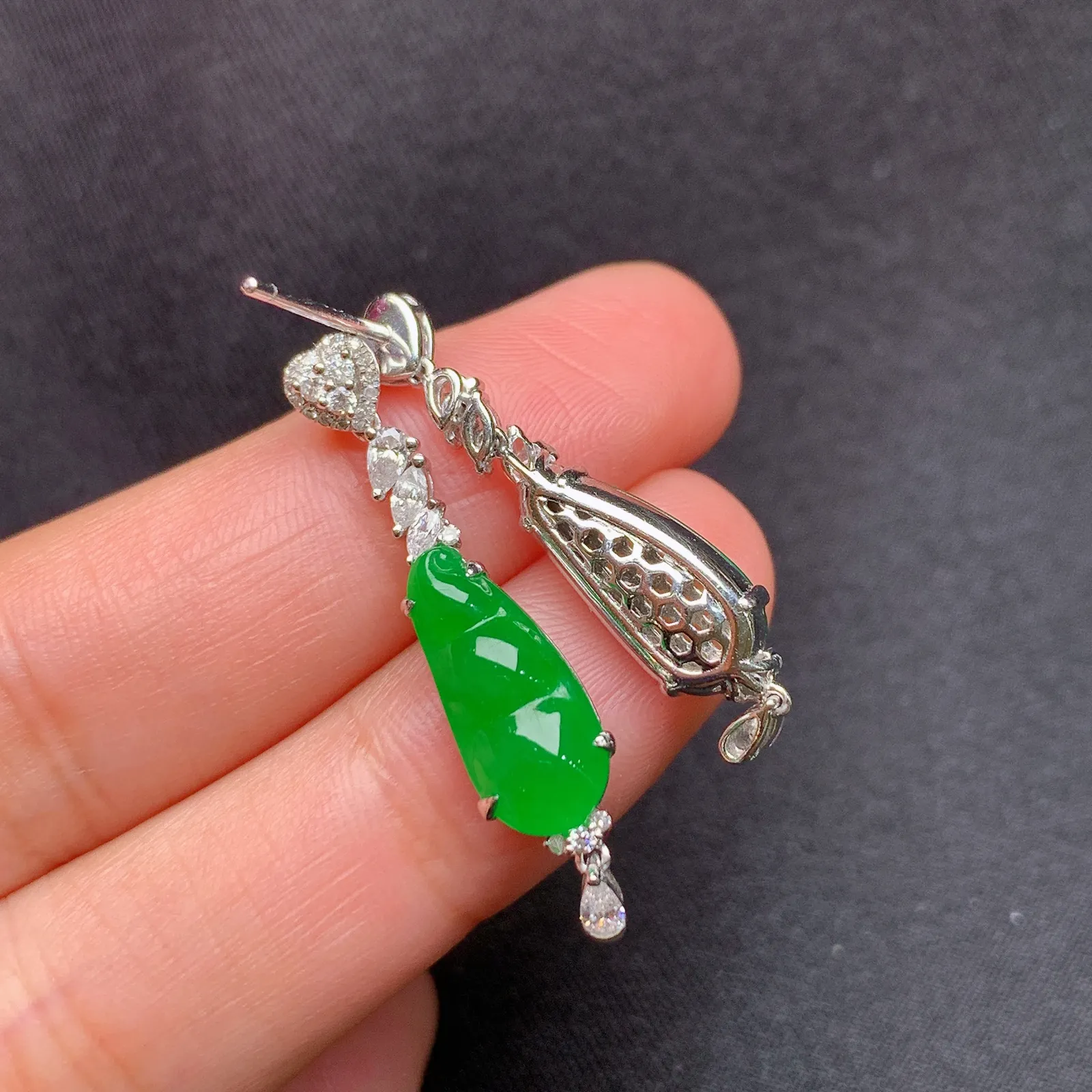 阳绿福豆耳坠，18k金镶嵌，简约时尚，冰润色阳，种水足 尺寸14.2*5.9*2.3