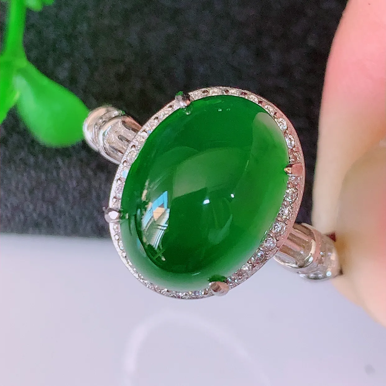 大颗冰透满绿翡翠蛋面925银镶嵌戒指，自然光实拍，翠色灵动，颜色漂亮，种老水足，品相佳，佩戴佳品！#