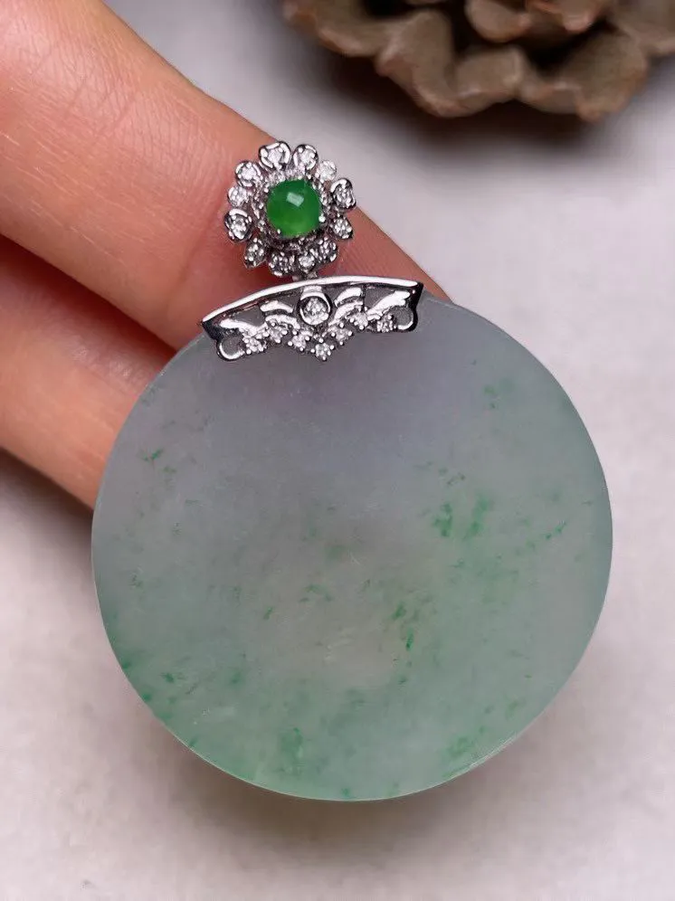 冰种飘绿平安扣吊坠、真金真钻镶嵌，种水好，玉质细腻 .裸石尺寸 33.0