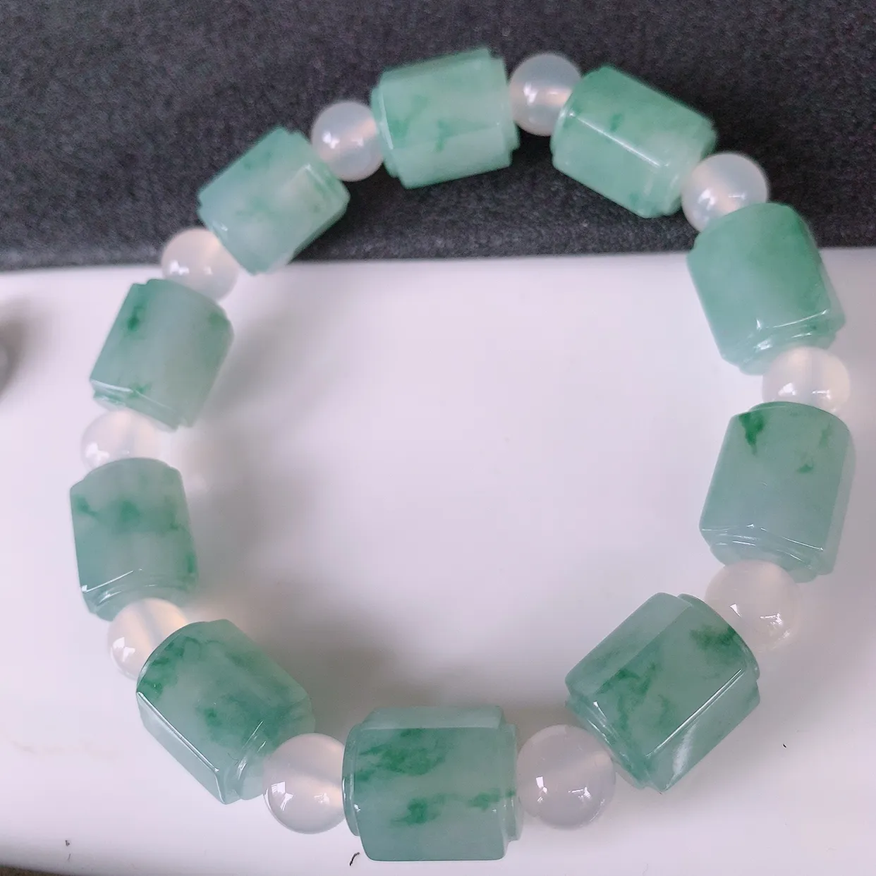 自然光实拍，冰润飘花翡翠路路通手串，花式飘逸，佩戴效果大方时尚，圆珠为装饰珠！#89.29取一尺寸13.8*10.5