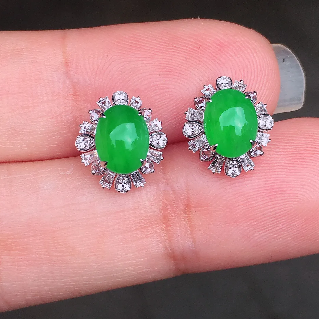 阳绿蛋面耳钉，色泽均匀艳丽，玉质细腻，荧光感超
强，饱满圆润，尽显优雅气质，18k
金豪华镶嵌