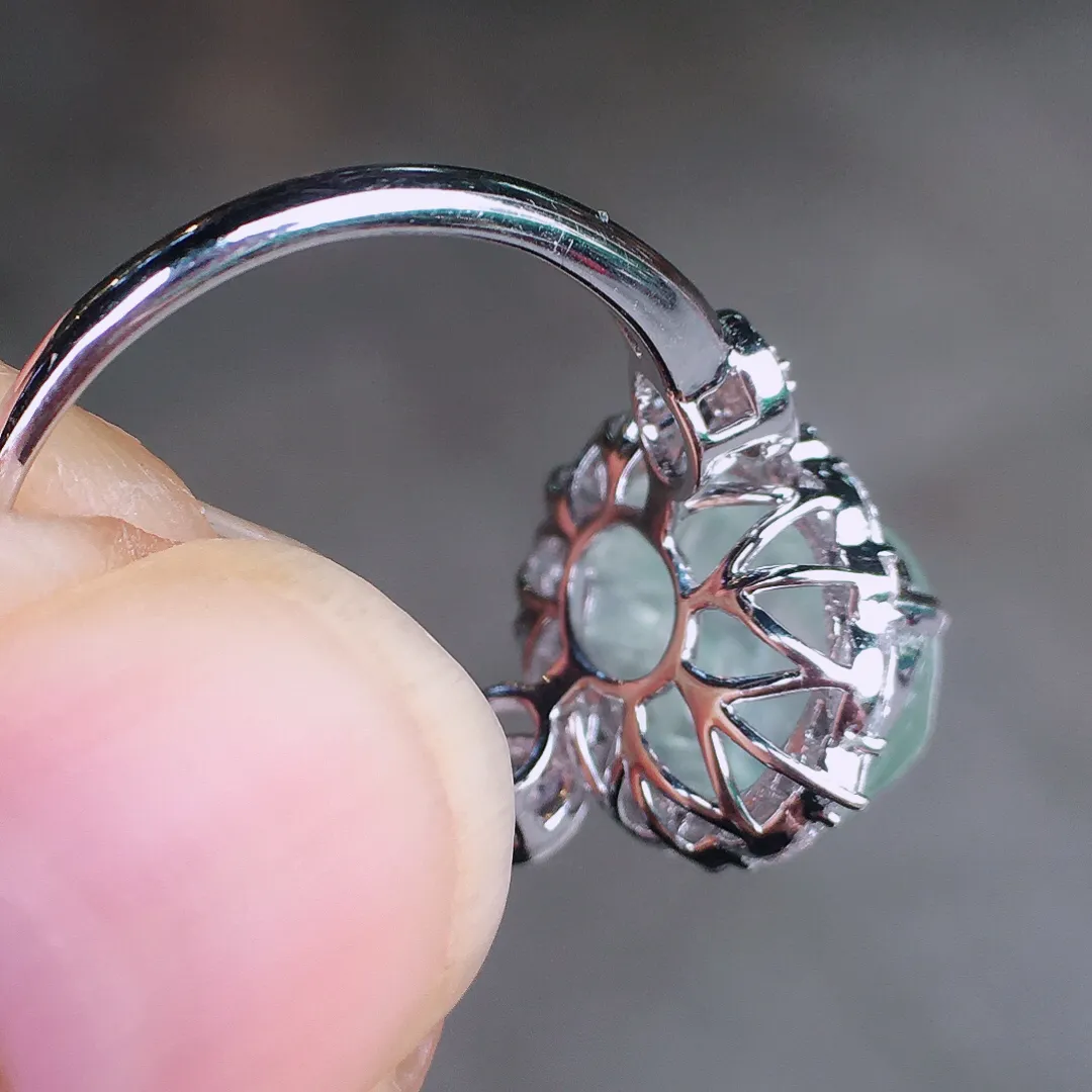 冰种貔貅戒指，玉质细腻，荧光感超
强，饱满圆润，尽显优雅气质，18k
金豪华镶嵌