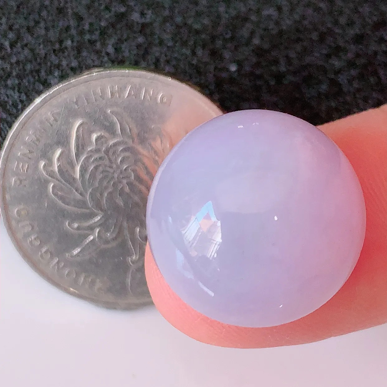 自然光实拍，大颗紫罗兰翡翠戒面、蛋面，翠色灵动，玉质细腻，颜色漂亮，品相佳，佩戴佳品！#00.26