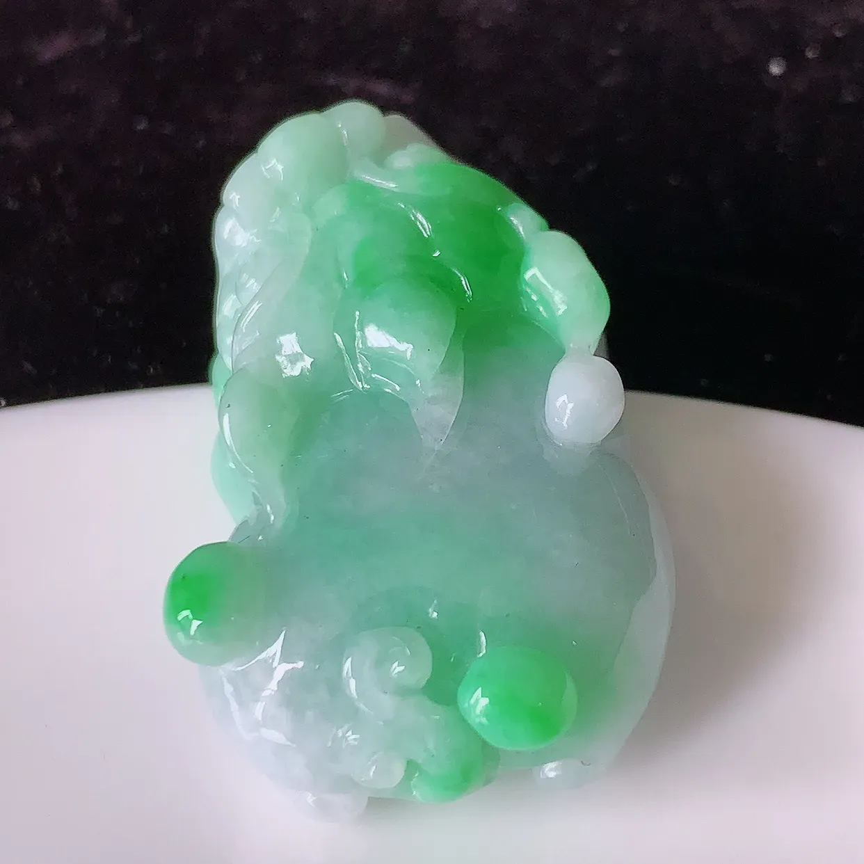 自然光实拍，冰润飘阳绿翡翠招财貔貅吊坠，民间有“一摸貔貅运程旺盛，再摸貔貅财运滚滚，三摸貔貅平步青云 ”的美好祝愿。#81.26