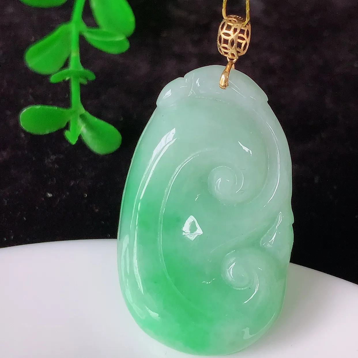 自然光实拍，18K金镶嵌冰润飘绿翡翠如意吊坠，款式新颖，佩戴效果时尚出众，尽显气质，玉质细腻，美感十足。#35.29整体42.5裸石37*22.5*5.5