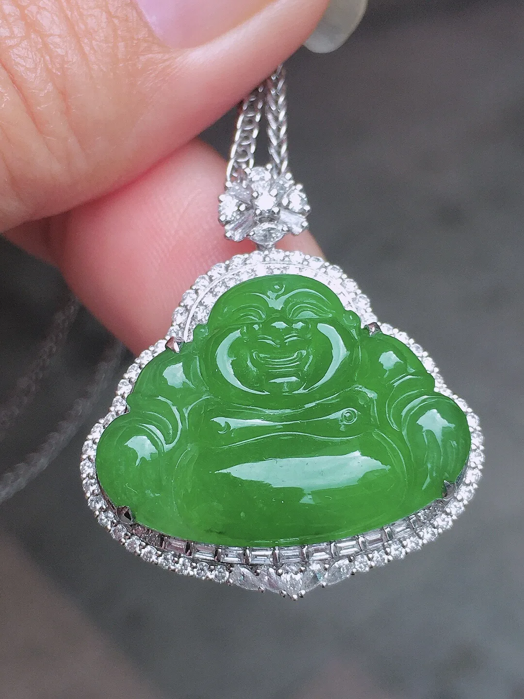 阳绿佛公吊坠，色泽均匀艳丽，玉质细腻，荧光感超
强，饱满圆润，尽显优雅气质，18k
金豪华镶嵌