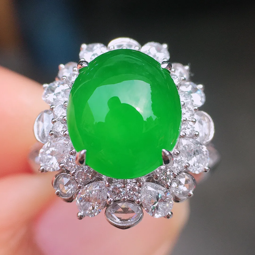 阳绿蛋面戒指，色泽均匀艳丽，玉质细腻，荧光感超
强，饱满圆润，尽显优雅气质，18k
金豪华镶嵌