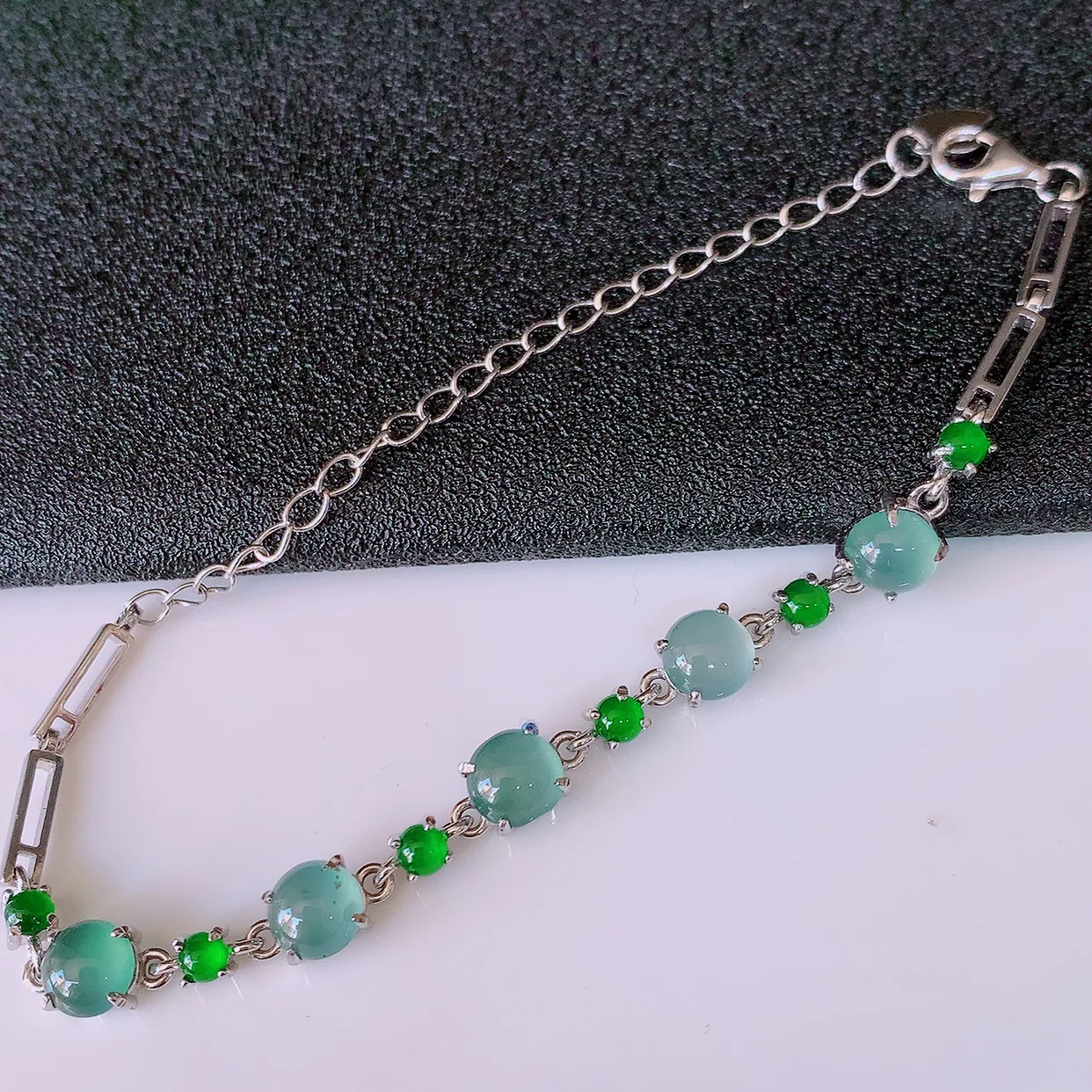 冰透满绿翡翠925银镶嵌手链，自然光实拍，翠色灵动，颜色漂亮，种老水足，品相佳，佩戴佳品！#97.26整体6*5.5*4.5裸石6*5.5