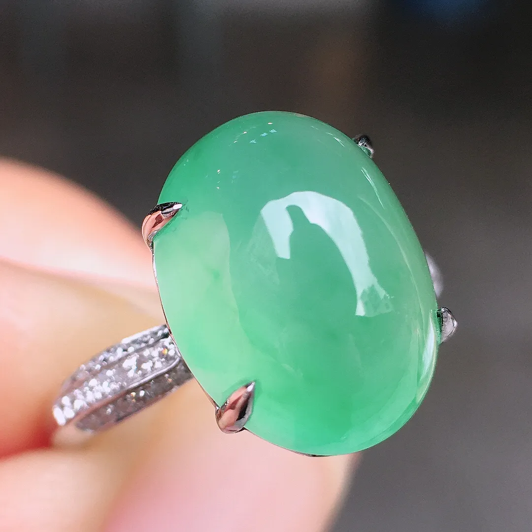 晴水蛋面戒指，色泽均匀艳丽，玉质细腻，荧光感超
强，饱满圆润，尽显优雅气质，18k
金豪华镶嵌