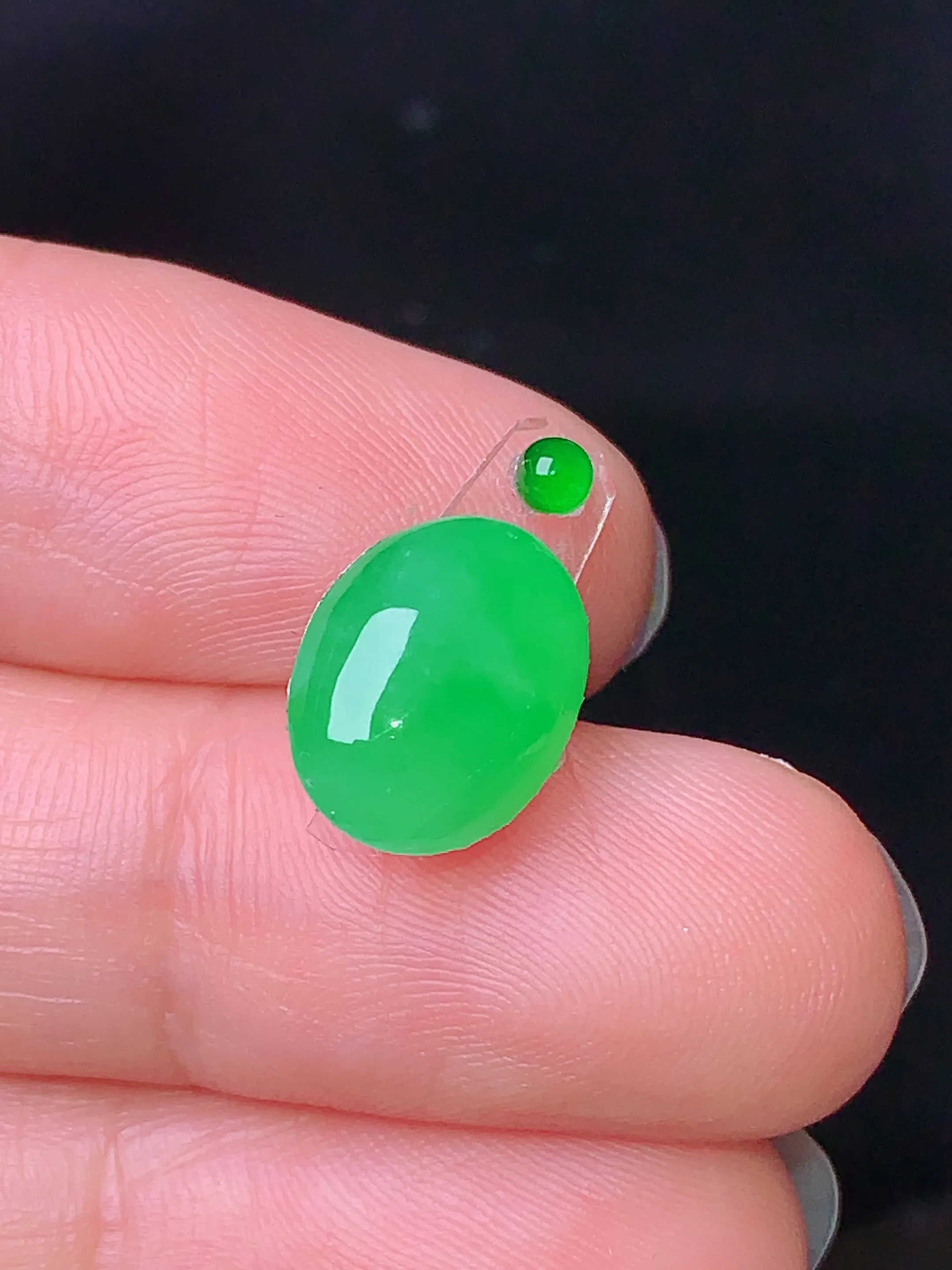 镶嵌款 翠绿蛋面吊坠 玉质细腻 色泽艳丽 水润亮眼  整体尺寸11.8*9*4.5