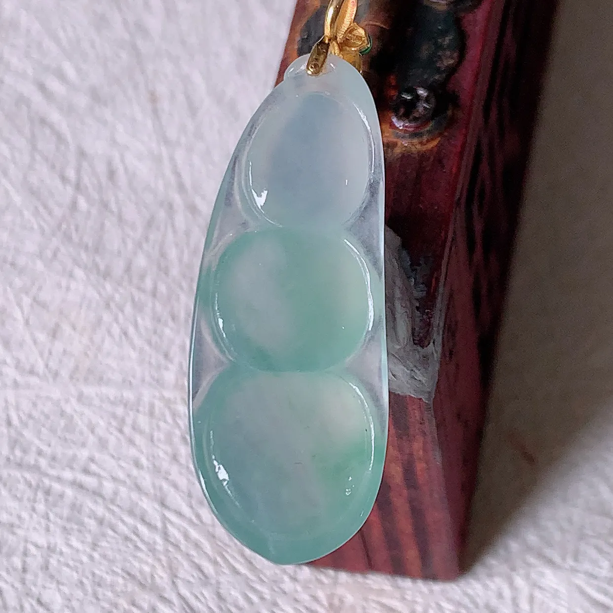 自然光实拍，18K金镶嵌冰种飘花翡翠四季豆吊坠，平安豆福豆玉坠，冰润通透，豆粒饱满，寓意：豆蔻年华！#1.26整体35裸石30.5-11.5-5.5