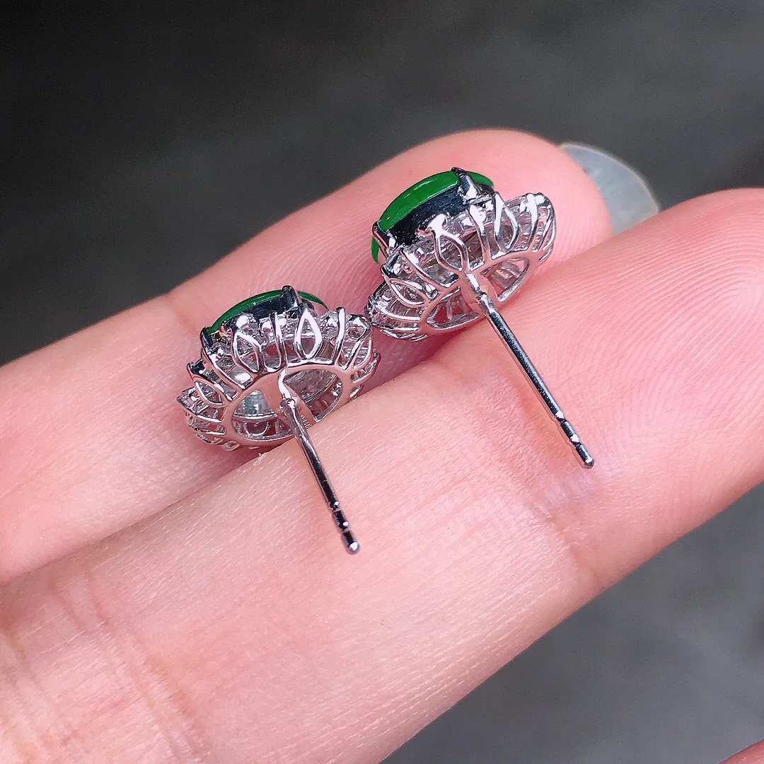 阳绿蛋面耳钉，色泽均匀艳丽，玉质细腻，荧光感超
强，饱满圆润，尽显优雅气质，18k
金豪华镶嵌