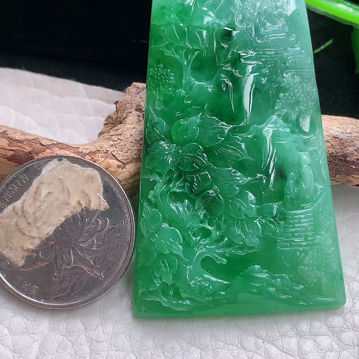 yl自然光53.6*34*6.2天然缅甸翡翠辣绿山水 大好河山玉吊坠