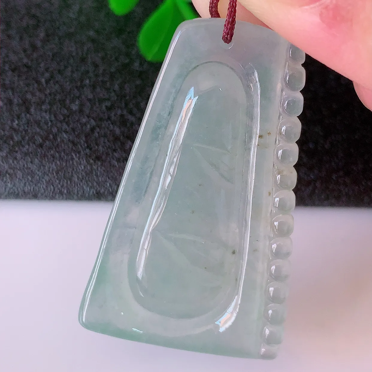 自然光实拍，冰种翡翠竹节吊坠。竹节寓意“节节高，官运亨通，前程似锦，水润莹泽，清秀高雅，佩戴精美！#41.26