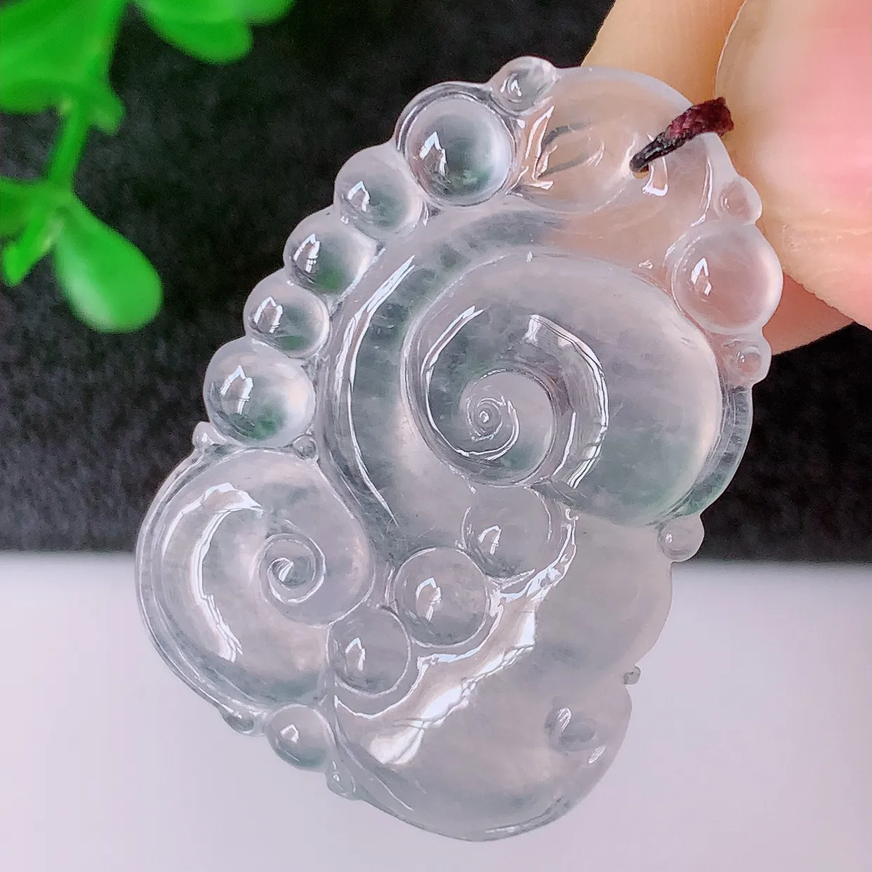 自然光实拍，冰种翡翠如意吊坠，玉坠百搭又精致，寓意着吉祥，事事如意！#01.26