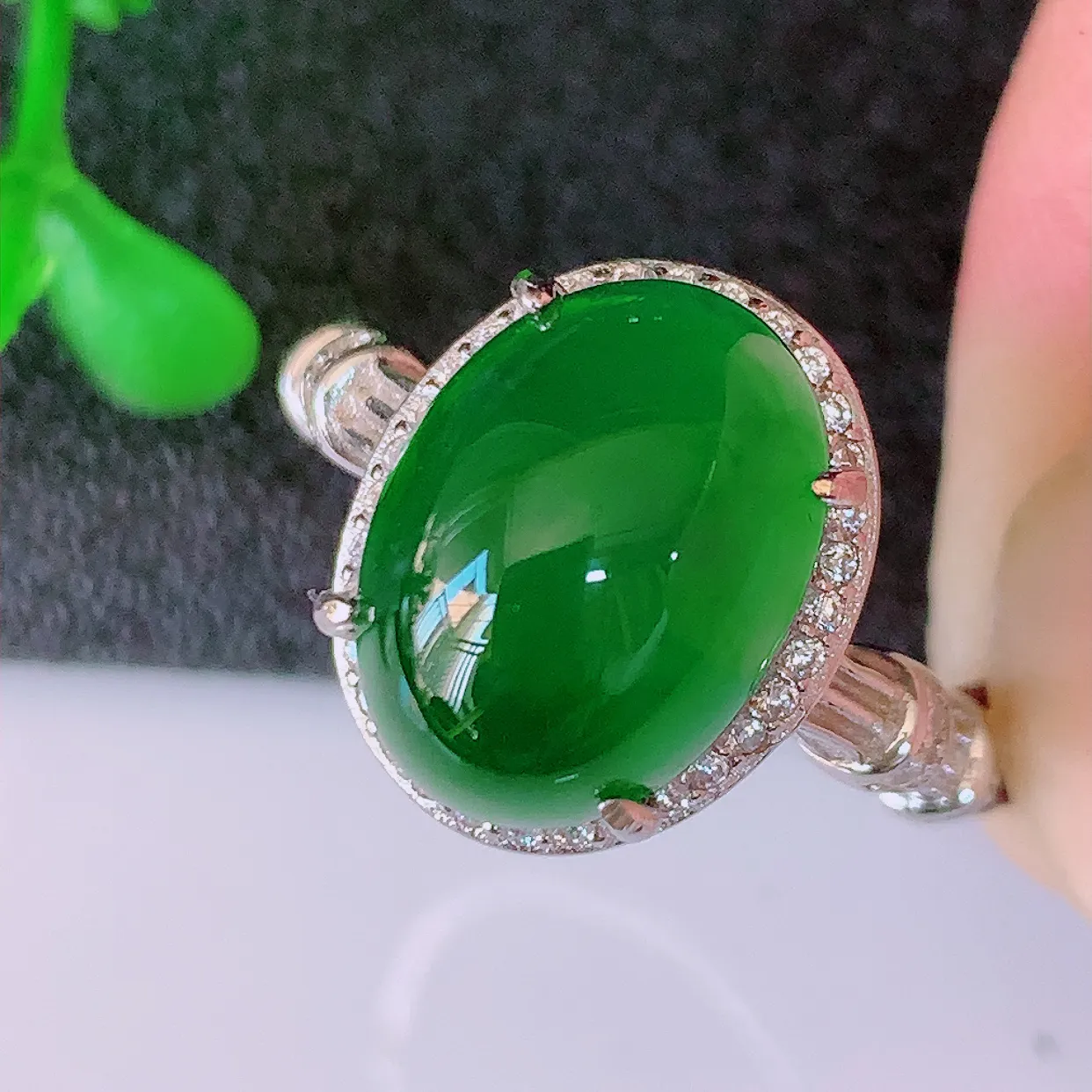 大颗冰透满绿翡翠蛋面925银镶嵌戒指，自然光实拍，翠色灵动，颜色漂亮，种老水足，品相佳，佩戴佳品！#97.26（圈口可调大小）整体27.5*17.2*9.6裸石12.5*9