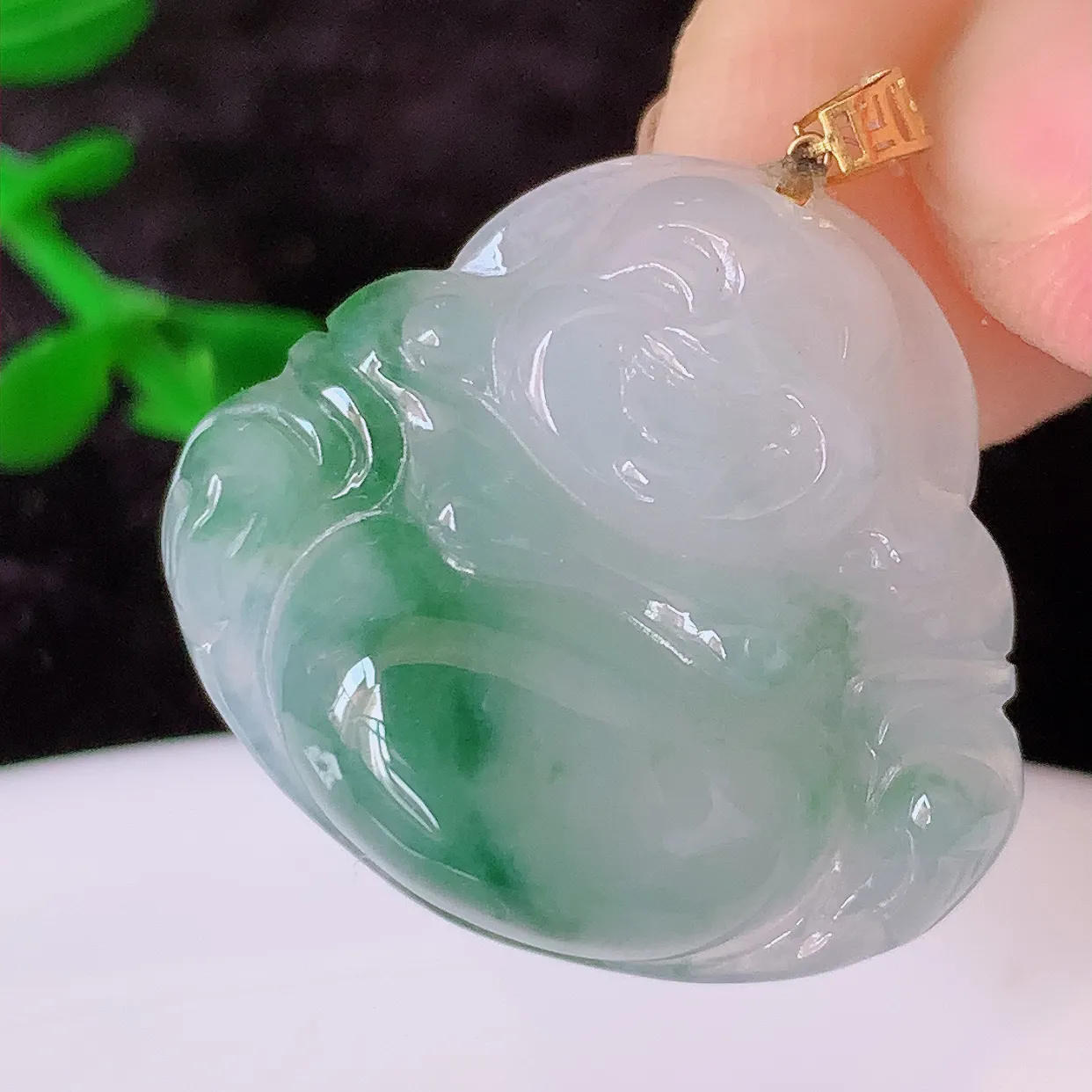 18k金镶嵌冰飘花翡翠笑佛吊坠，款式新颖，佩戴效果时尚出众，尽显气质，水润精细，美感十足。#49.26