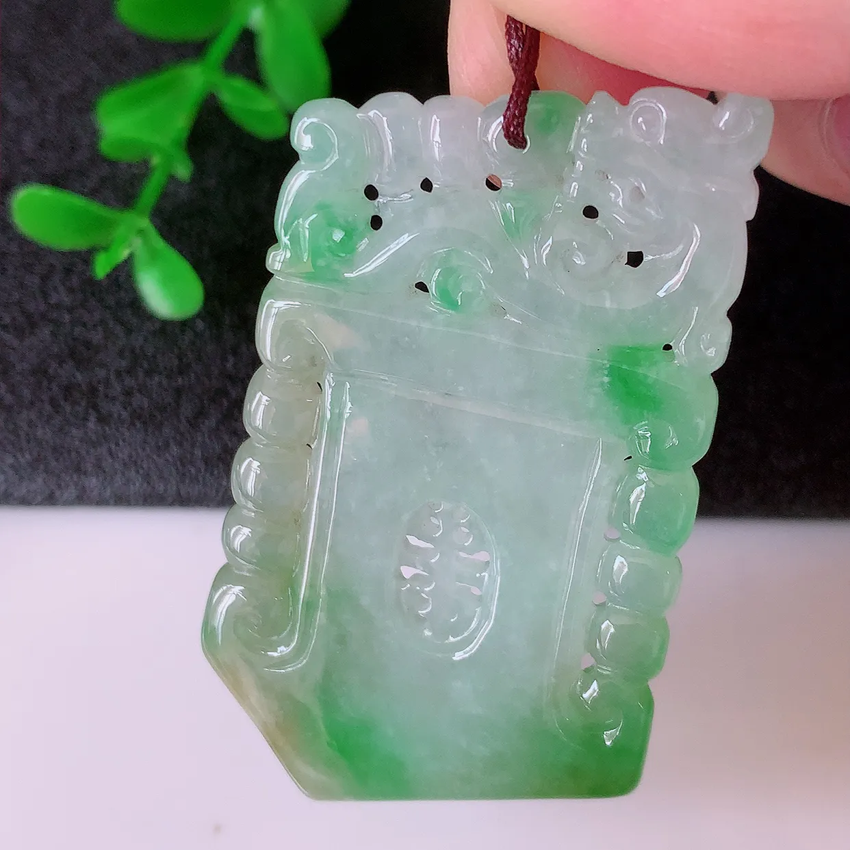 自然光实拍，冰润黄加绿龙腾盛世、龙牌翡翠吊坠，种水好，雕工立体精致，佩戴霸气时尚！#01.26