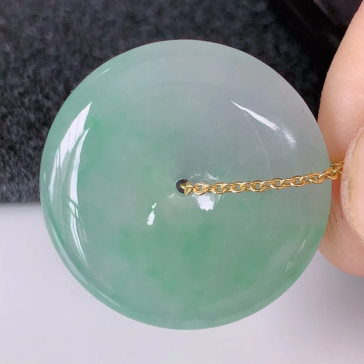 自然光实拍，冰种飘绿翡翠平安扣吊坠，玉扣，平安是福；很美的料子，平安扣佩戴优雅迷人！#57.29