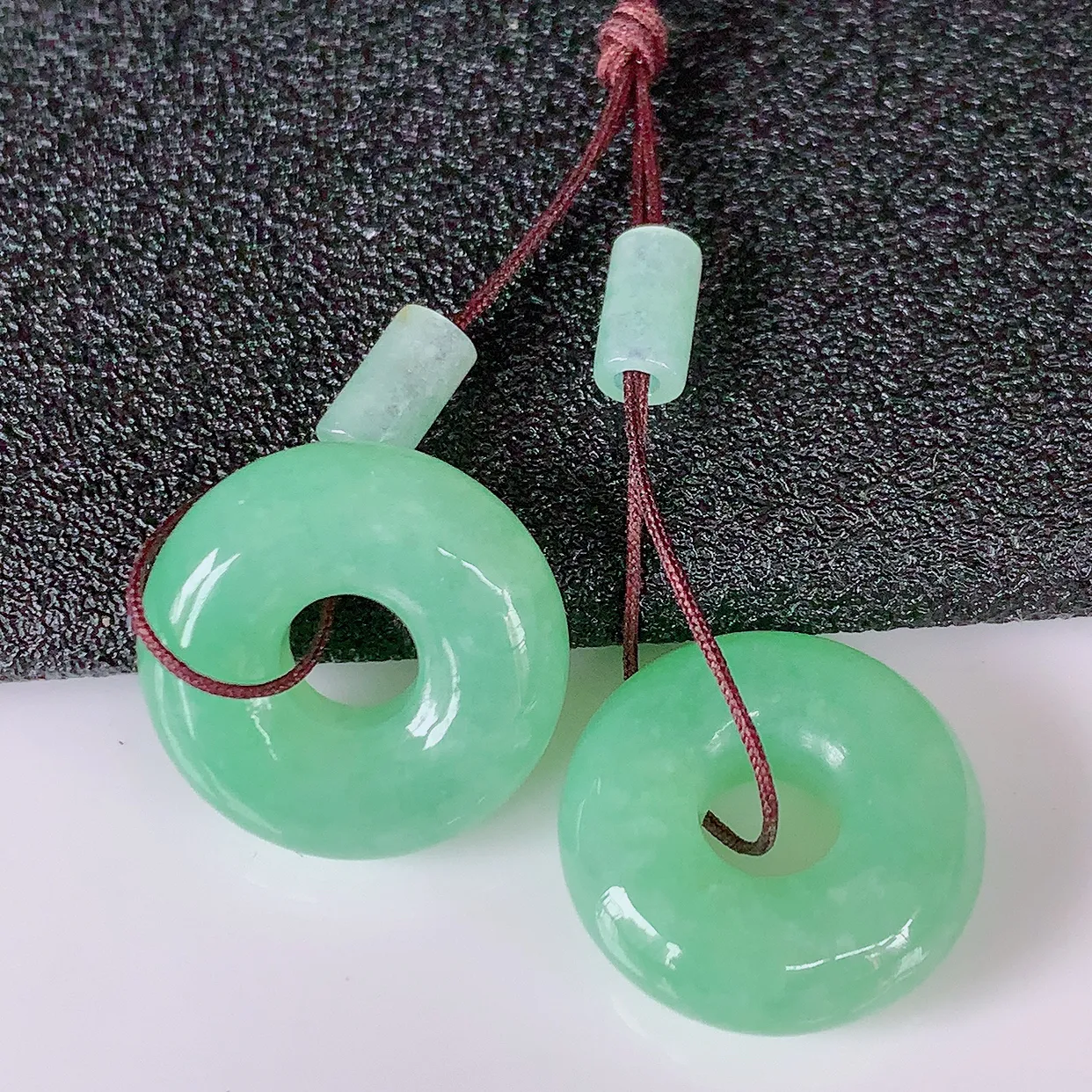 自然光实拍，满绿翡翠一对平安扣耳坠，翠色灵动，玉质细腻，颜色漂亮，品相佳，佩戴佳品！配图银线 #57.29