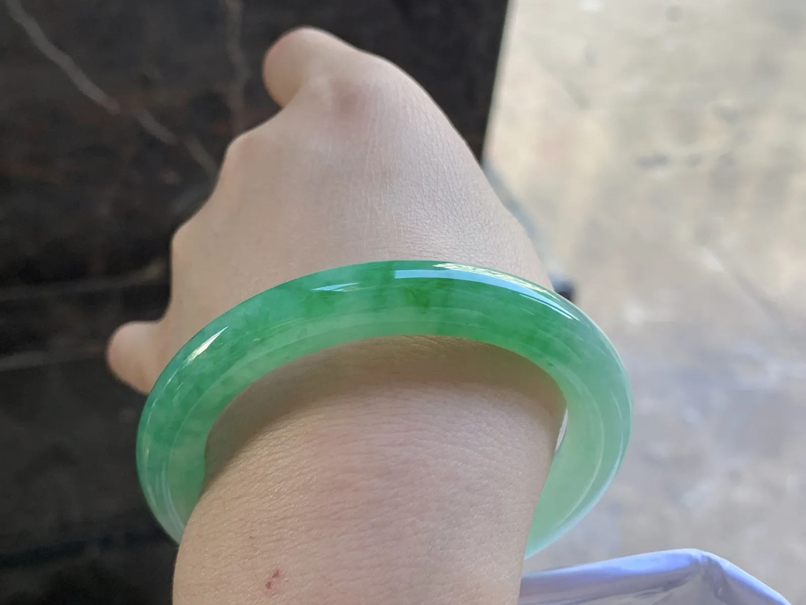 54-9.4

阳绿色圆条手镯^_^玉质温润