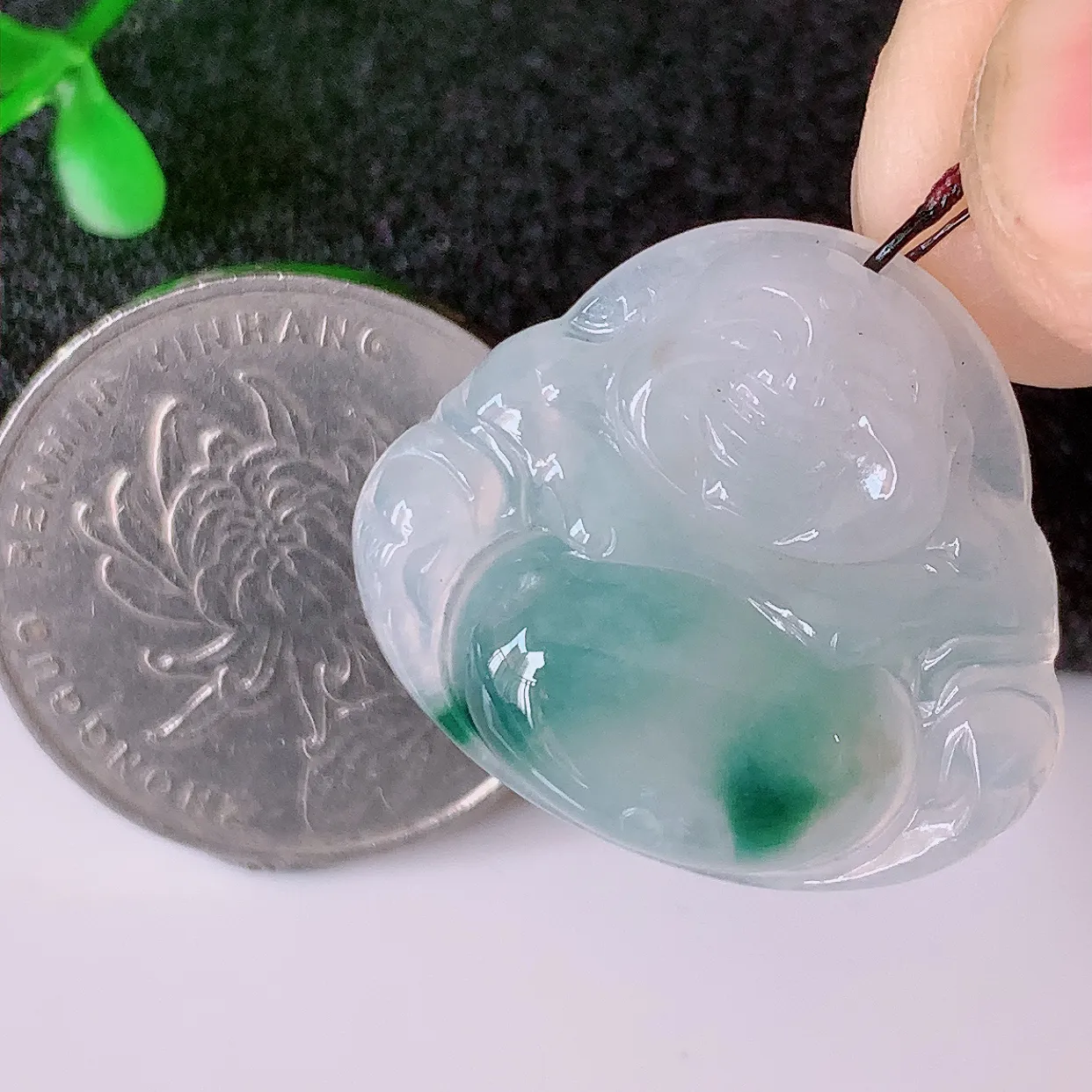 自然光实拍，冰飘花翡翠佛公吊坠，玉笑佛，饱满，开脸喜庆，配戴优雅迷人！#01.26
