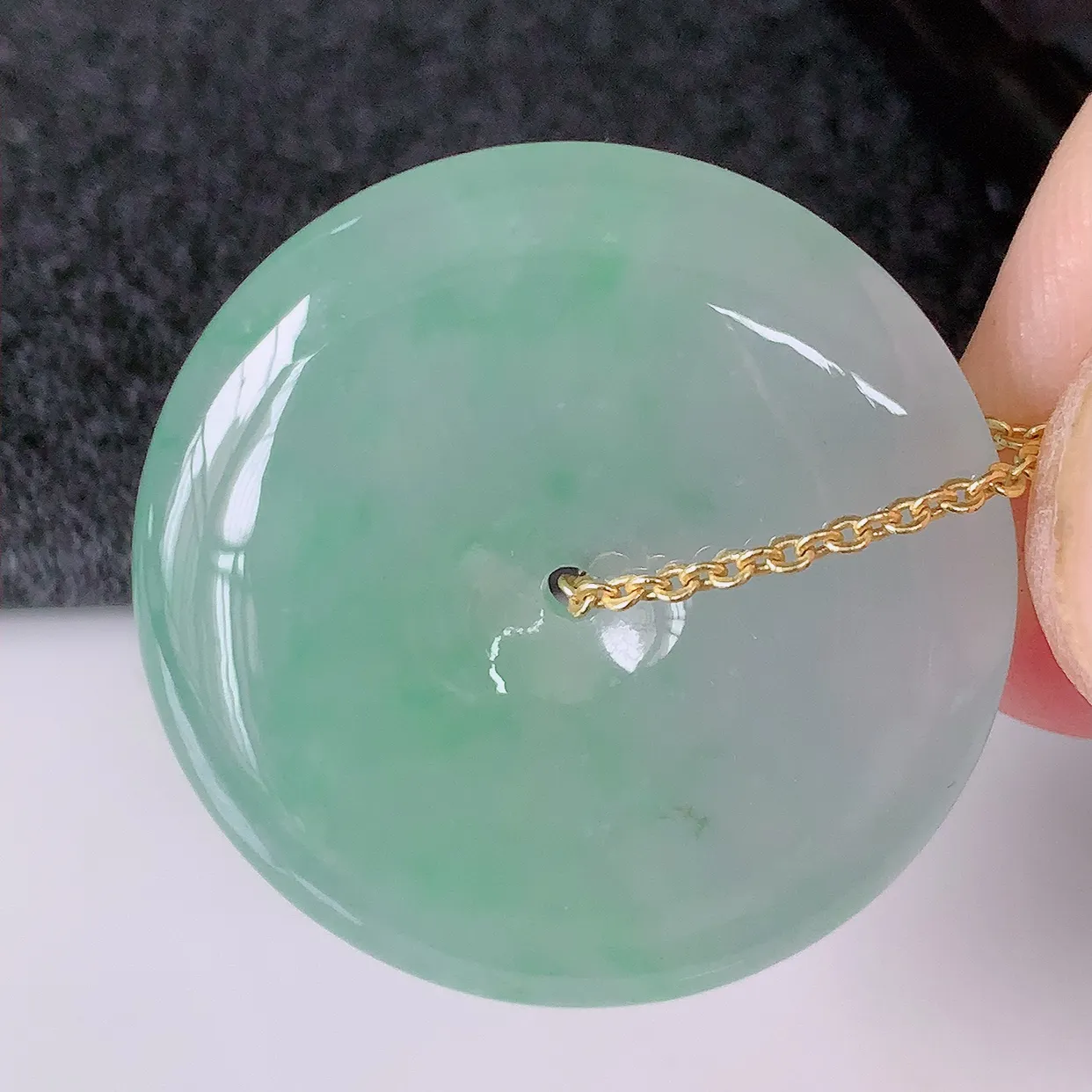 自然光实拍，冰种飘绿翡翠平安扣吊坠，玉扣，平安是福；很美的料子，平安扣佩戴优雅迷人！#57.29