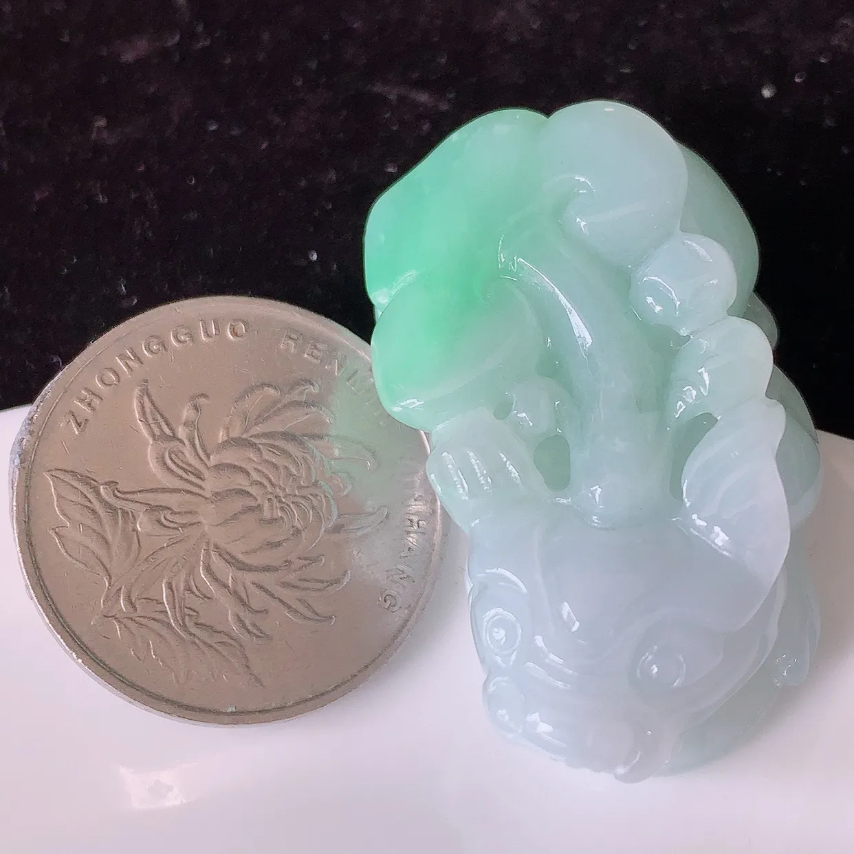 自然光实拍，冰润飘绿翡翠霸王貔貅吊坠，民间有“一摸貔貅运程旺盛，再摸貔貅财运滚滚，三摸貔貅平步青云 ”的美好祝愿。#81.26