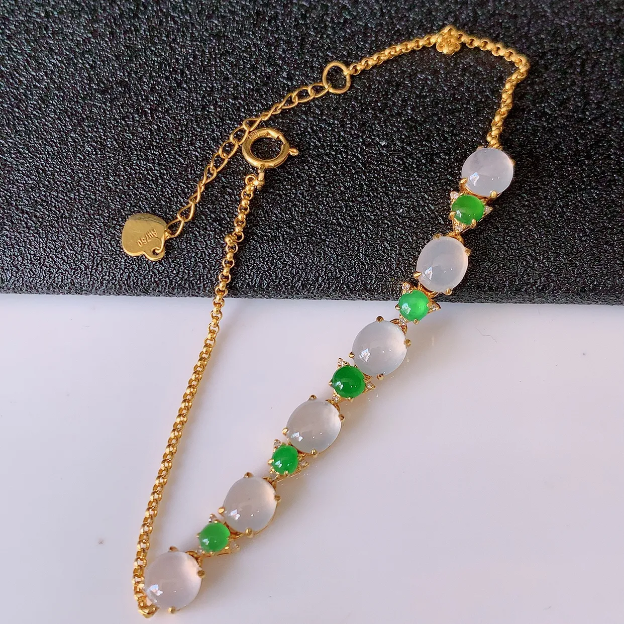 自然光实拍 18k金镶嵌冰种翡翠手链，沁人心脾，豪华镶嵌而成，手链佩戴效果大气出众，尽显气质。翡翠种水好，胶感足，颜相当漂亮，高性价比，值得入手品鉴！#00.26取一整体5.5*4.8*4裸石5.5-4.8